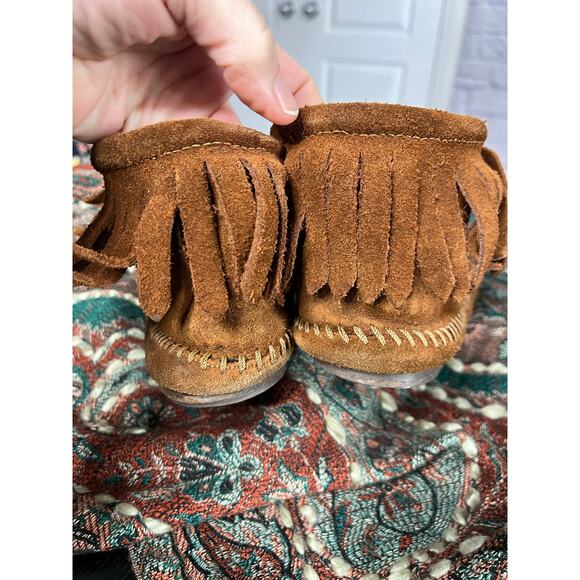 Minnetonka suede western/cowgirl fringe booties with goldtone buckle - Picture 5 of 7